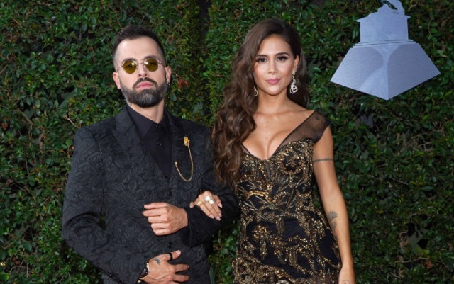 Mike Bahía y Greeicy protagonizan tierno beso en tarima