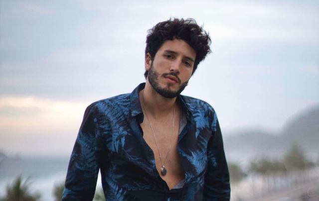 Sebastián Yatra sufre una caída en su estudio