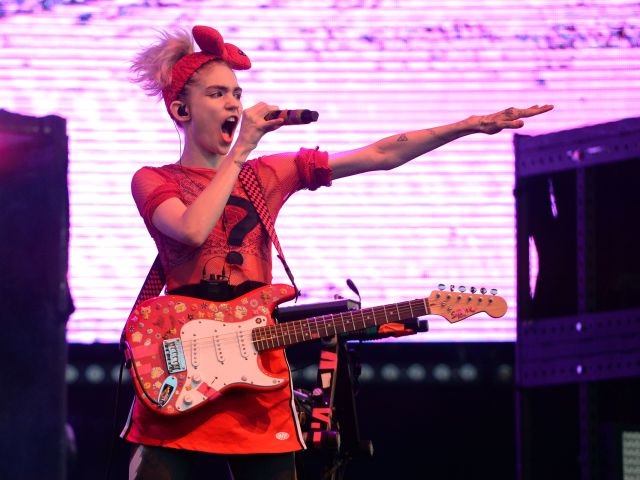 Grimes reta la censura de Instagram al posar desnuda