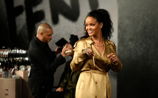 Rihanna de rojo y en poca ropa