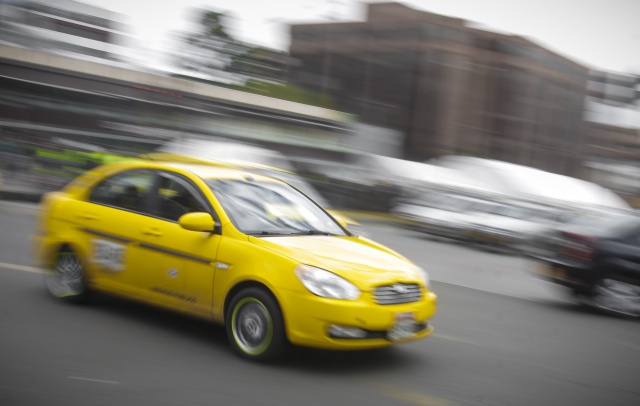 Taxista golpea a una mujer porque iba a pagar con $50 mil pesos
