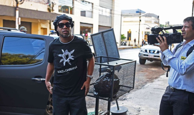 Ronaldinho hizo un asado en la cárcel