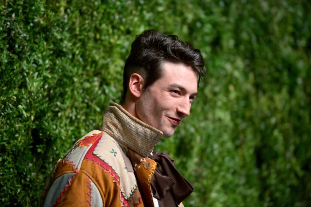 ¿Es real el video de Ezra Miller estrangulando a una fan?