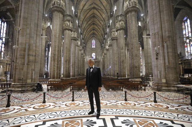 Andrea Bocelli canta solo desde el Duomo de Milán