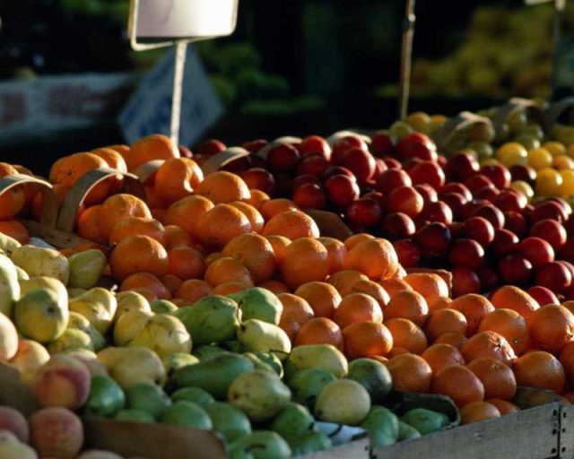 Por el coronavirus, trabajadoras sexuales en Boyacá recurren a vender frutas