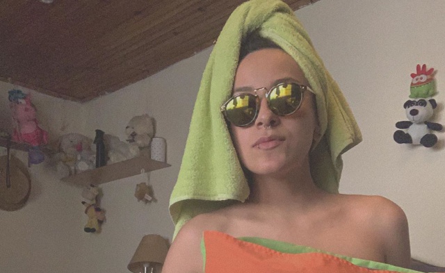 Solo la cubre una almohada: productora de LOS40 se desnuda en su casa