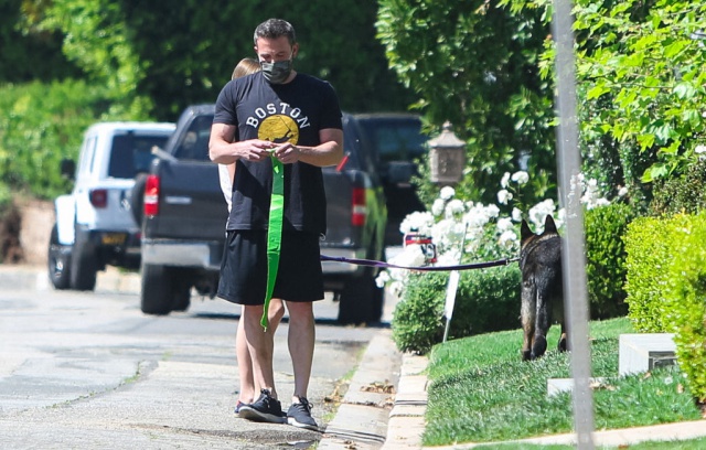 Burlas a Ben Affleck por su singular forma de fumar en medio de la pandemia