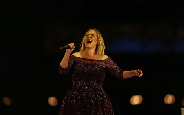 Adele llega a los 32 años con una nueva apariencia