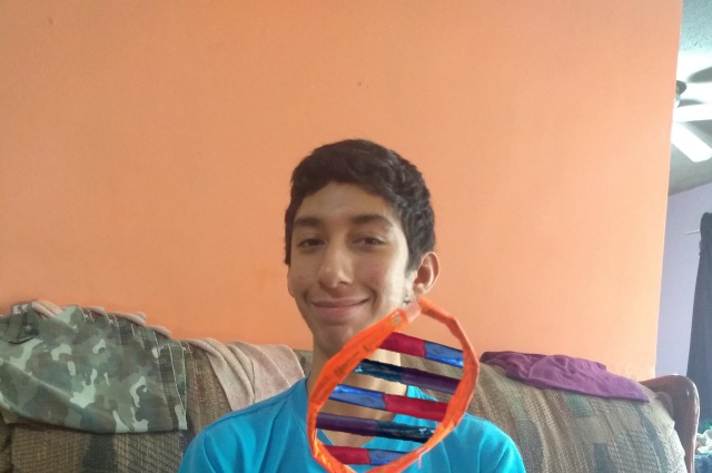 Estudiante de clase virtual hace su maqueta con Photoshop y espera que el profesor no lo note