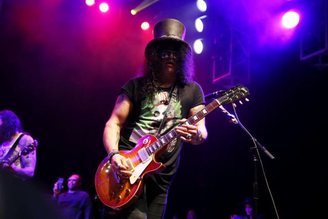 Subastan figura de bodas con pelo de Slash