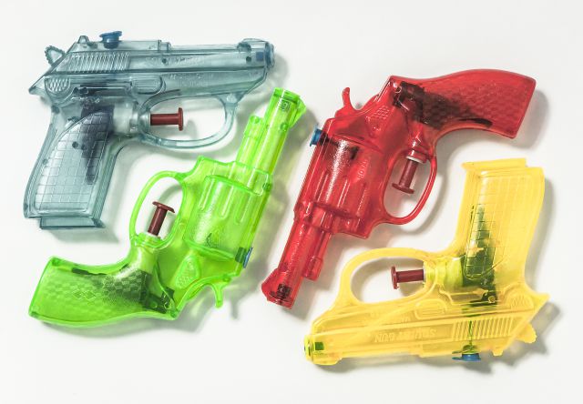 Sacerdote usa pistola de agua para bendecir en época de coronavirus