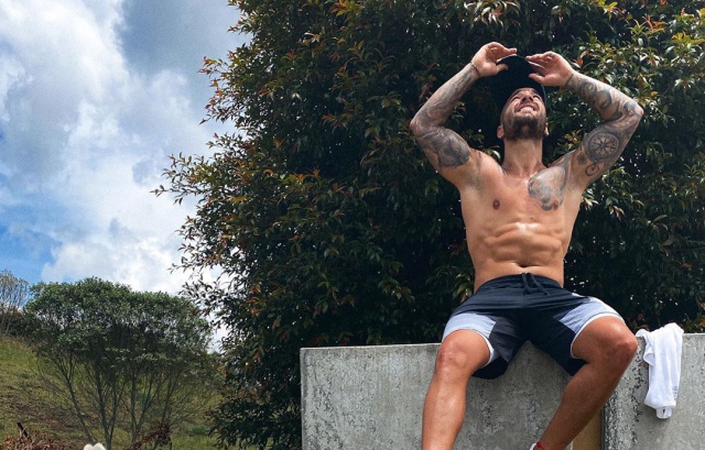Critican a Maluma por bailar como Michael Jackson