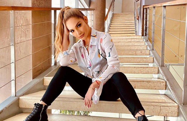 Kimberly Reyes comparte una sensual foto, pero todos se fijan en su casa