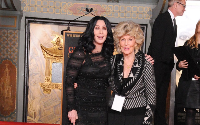La realidad de la foto de Cher junto a su mamá
