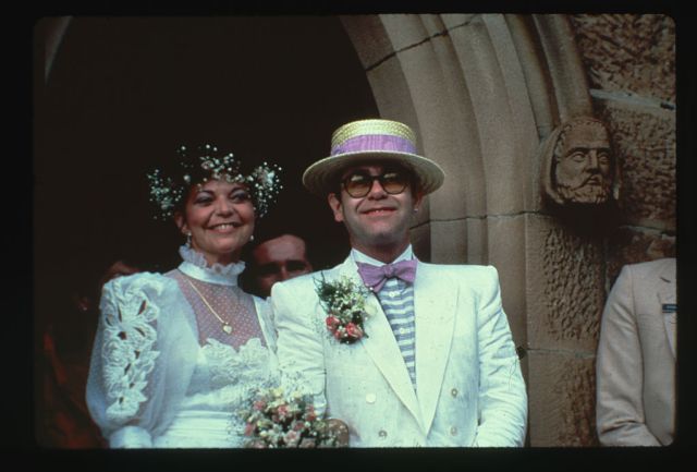 Elton John es demandado por su exesposa