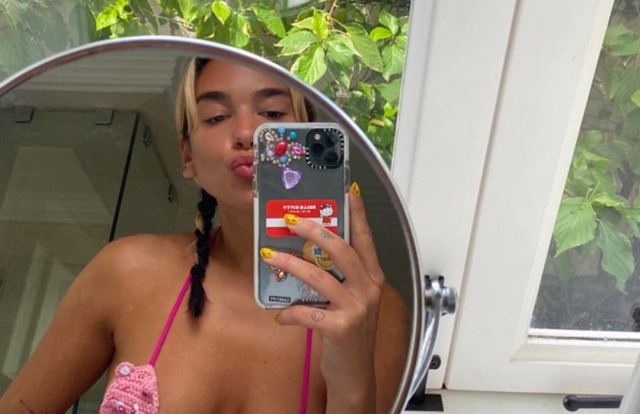 Dua Lipa responde a las críticas sobre su cuerpo con sensuales fotos