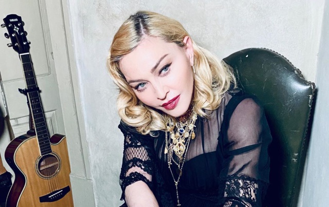 Madonna publica foto sin sostén y la confunden con Miley Cyrus