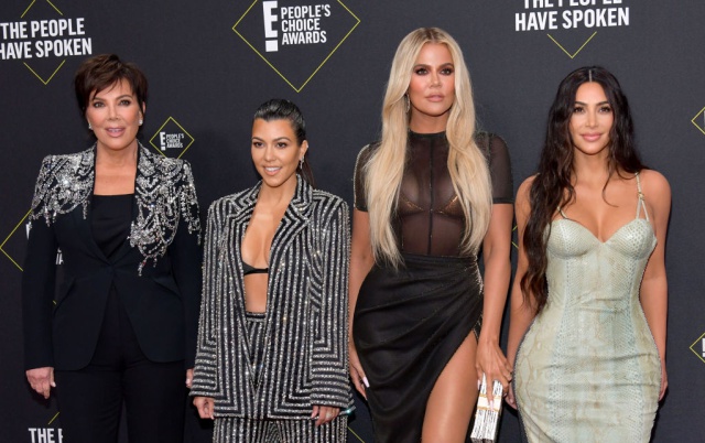 Acusan a una de las Kardashian de vender ropa prestada