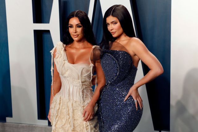 Kim Kardashian celebra el cumpleaños de Kylie Jenner usando camisetas mojadas