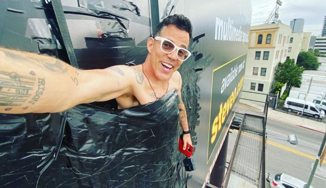 Steve O de ‘Jackass’ promociona un nuevo programa pegándose a una valla publicitaria