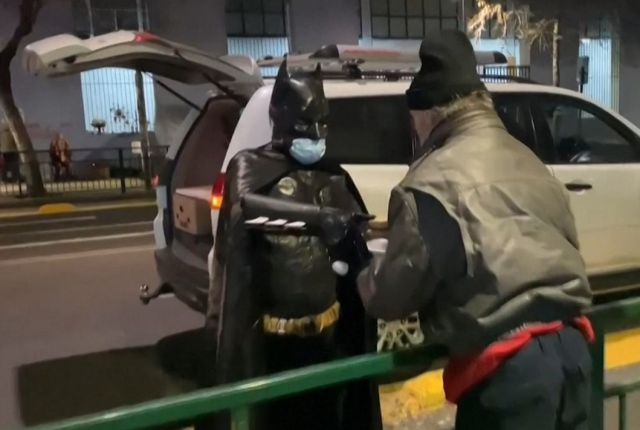 El ‘Batman solidario’ que entrega platos de comida caliente a personas sin hogar