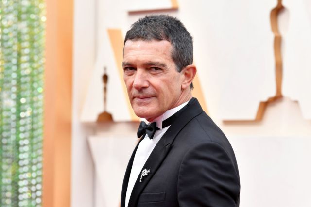 Antonio Banderas le da una 'patada' al coronavirus y anuncia que está curado