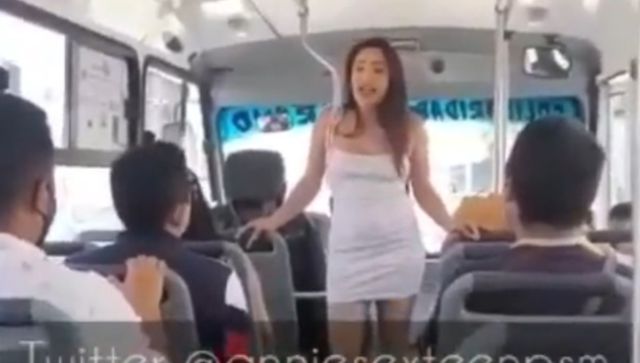 Actriz porno se desnuda en un bus y protesta por falta de trabajo
