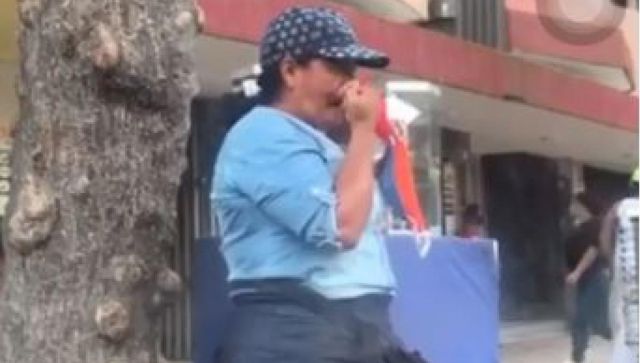 Pillan a mujer limpiándose la nariz con los tapabocas que vende
