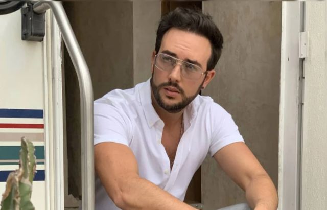Sebastían Martínez sorprende con baile, pero su pantalón se lleva todas las miradas