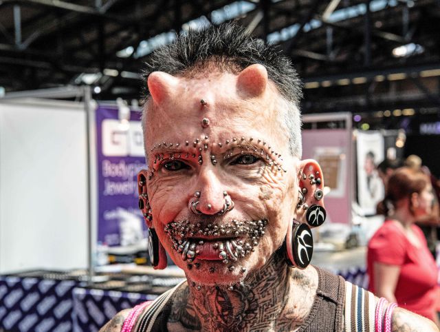 Conozca al hombre que tiene el récord mundial de perforaciones en su cuerpo