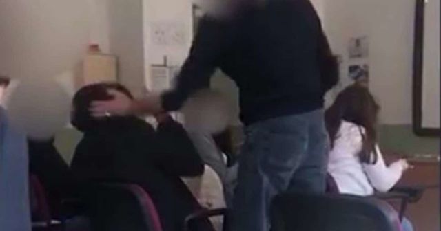 Profesor golpea a uno de sus estudiantes por negarse a usar la mascarilla en el salón
