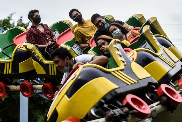 Funcionario muere en parque de diversiones al intentar recuperar unas gafas