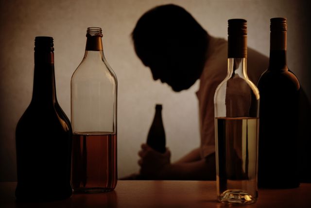 7 personas mueren durante una fiesta por tomar desinfectante cuando el alcohol se acabó