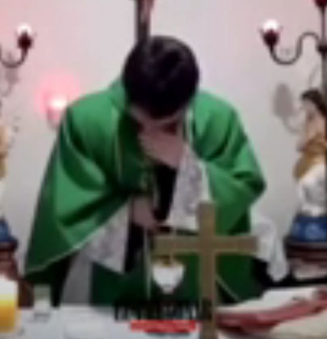Sacerdote sufre ataque de risa en plena misa virtual