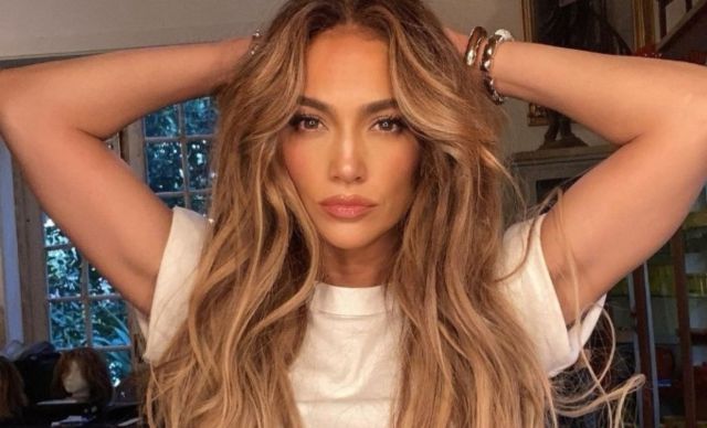 Jennifer Lopez sorprende con foto totalmente desnuda
