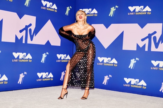 Miley Cyrus muestra sus senos en Twitter