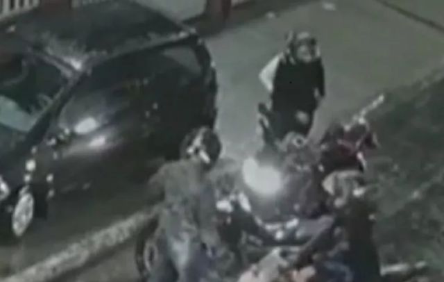 Hombre evita que le roben la moto e intimida a los delincuentes
