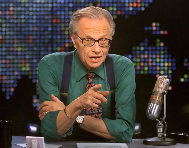 Hospitalizan por COVID-19 al popular presentador Larry King