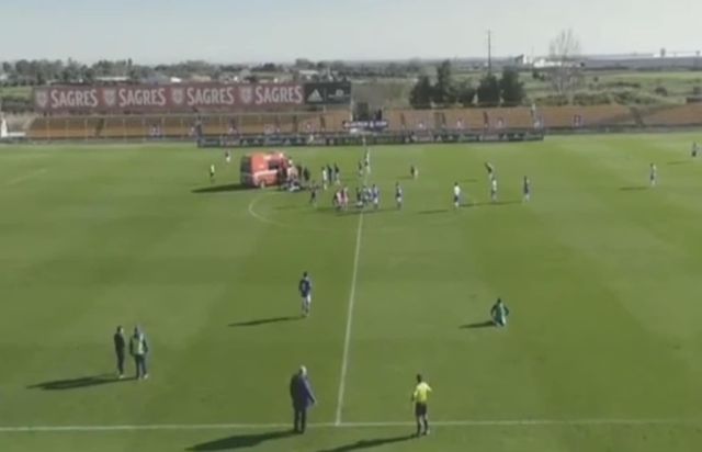Futbolista sufre paro cardíaco y se desploma frente la mirada de sus compañeros