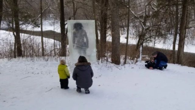 Encuentran en un parque a un “cavernícola” congelado