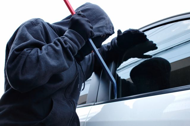 Ladrón que robó un auto regaña a la dueña por dejar a su hijo solo dentro de él