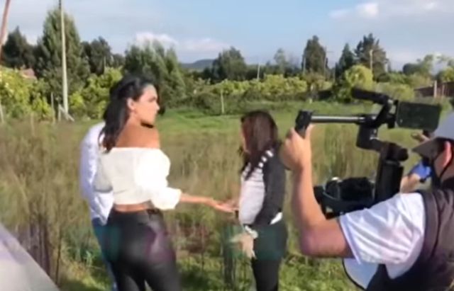 Esposa de cantante detiene la grabación de video musical porque le dieron celos