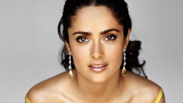 ¡Qué cuerpazo! Salma Hayek sorprende con foto en ajustado bikini negro