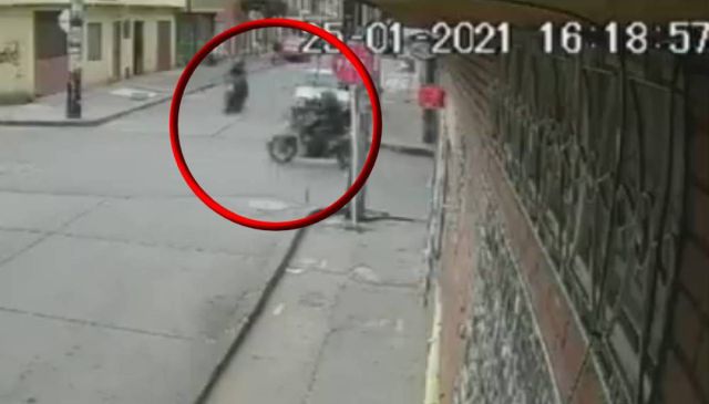 Delincuentes en moto se estrellan luego de robar a una mujer