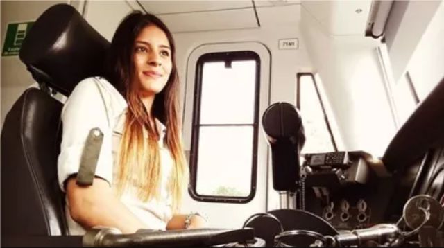 Laura Vega, la hermosa y sensual conductora del Metro de Medellín
