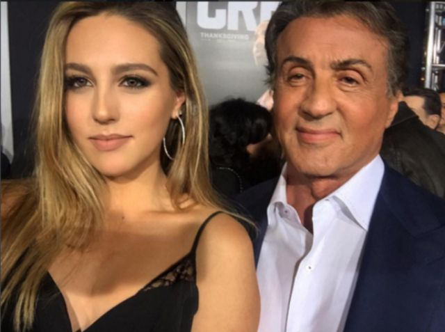 Hija de Sylvester Stallone se roba las miradas por foto en sensual vestido