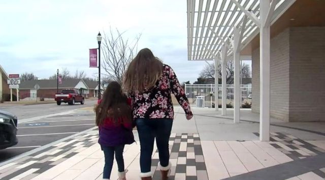 Niña es expulsada del colegio por declararle su amor a una compañera