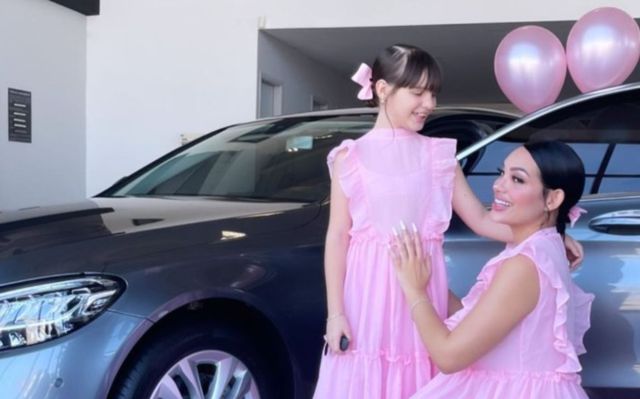 Andrea Valdiri le obsequió un Mercedes Benz a su hija de 9 años