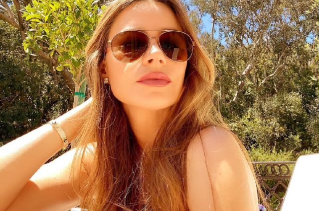 Sofía Vergara muestra su lado más sexy con atrevida ombliguera