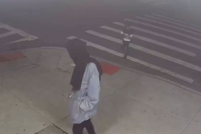 Desgarrador video de una mujer abandonando a una niña de 4 años en medio de la noche